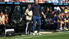 El entrenador local Carlos Carvalhal gesticula durante el partido entre el Celta y el Almería en Balaídos.