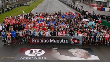 El paddock de MotoGP durante el minuto de silencio a &Aacute;ngel Nieto en Brno.