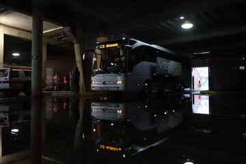 Autobús del Recreativo parado por las lluvias.