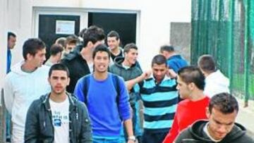 <b>A LA ACCIÓN. </b>Los jugadores abandonan las instalaciones del club ayer por la mañana sin ejercitarse.