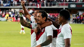 Washington, Dc (United States), 28/09/2022.- Peru's Gianluca Lapadula (C) celebrates after scoring during the international friendly match between Peru and El Salvador at Audi Field in Washington, DC, USA, 27 September 2022. (Futbol, Amistoso, Estados Unidos) EFE/EPA/WILL OLIVER
