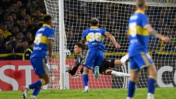 Deportivo Pereira's goalkeeper Aldair Quintana (C) fails to save Boca Juniors' Peruvian defender Luis Advincula shot during the Copa Libertadores group stage football match between Boca Juniors and Deportivo Pereira at La Bombonera stadium in Buenos Aires on April 18, 2023. (Photo by Luis ROBAYO / AFP)