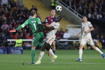 2-1. Fermín López gana una pelota en las inmediaciones del área del Bayern y asiste a Robert Lewandowski en la salida de Manuel Neuer y la oposición de Dayot Upamecano. El delantero internacional polaco marca a placer el segundo tanto.