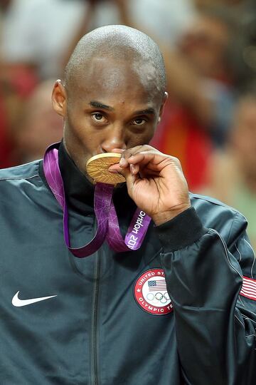 Kobe Bryant con la medalla de oro tras ganar a España en la final de los Juegos Olímpicos de Londres 2012.