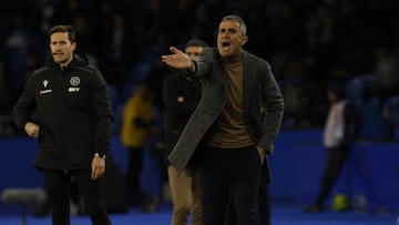 Gaizka Garitano en Riazor en el encuentro que medía al Cádiz CF y al Deportivo de La Coruña en la jornada 20 de la Liga Hypermotion.