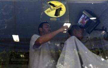 Brasil desplegará tropas federales en Río de Janeiro para ayudar a sofocar una oleada de crímenes violentos tras los ataques de narcotraficantes contra los puestos policiales en tres barrios marginales en el lado norte de la ciudad. A menos de tres meses del Mundial en el que Río acogerá a decenas de miles de aficionados al fútbol. Los ataques han lanzado nuevas dudas sobre los esfuerzos del gobierno para expulsar a las pandillas de los barrios pobres. 