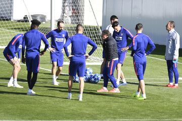 El 'Profe' Ortega dando instrucciones a la plantilla en el entrenamiento de esta misma mañana. 