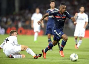 Alexandre Lacazette se va de Illarramendi.