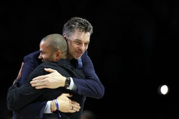 Tony Parker y Pau Gasol se abrazan antes del partido.