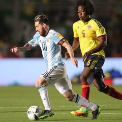 Carlos Sánchez podría revivir el duelo con Messi en el derbi