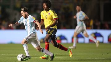 Carlos S&aacute;nchez y Messi ya se han enfrentando en tres ocasiones por Copa Am&eacute;rica y Eliminatorias 
 
 
 