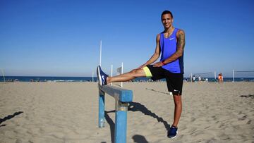 Rodrigo Moreno realiza un estiramiento en la playa de San Juan (Alicante).