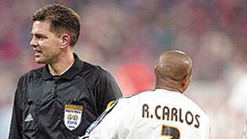 <b>ABRAZO CON TRAMPA</b>. Roberto Carlos se abrazó a Hauge, pero no sospechó lo que le vendría encima.