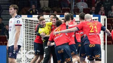 Los Hispanos celebran su victoria en cuartos de final del Mundial ante la desolación de los rivales noruegos.
