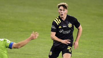 El mediocampista de Columbus Crew sustituyó a Nagbe en el medio campo y se convirtió en el futbolista más joven en iniciar y ganar una final de MLS Cup.