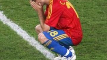 <b>HUNDIDO.</b> El joven centrocampista español es uno de los que mas sufrió en el campo con la eliminación.