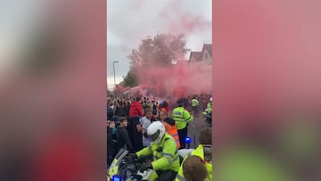 El recibimiento al bus del Liverpool y sin mascarillas