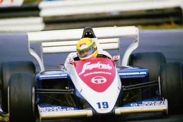 A los cuatro años ya jugaba con un kart fabricado por su padre, a los ocho participaba en carreras y a los 13 debutaba en una competición oficial en Brasil. La vida de Senna estuvo marcada por el motor desde su infancia y, después de trasladarse a Inglaterra donde brilló en kárting y en monoplazas, en 1983 se proclamó campeón de la F3 frente a Brundle, llamando la atención de la F1. El 25 de marzo de 1984 cumplía el sueño de debutar en el Mundial con Toleman y, además, en casa, en el GP de Brasil en Jacarepaguá. Abandonó por una avería en el turbo tras clasificar 16º.