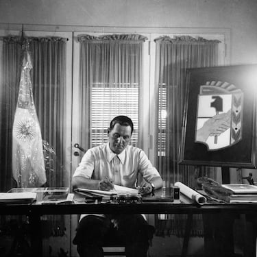 El 24 de febrero de 1946 Juan Domingo Perón ganó las elecciones presidenciales argentinas dando comienzo al llamado 'peronismo'. En su primer mandato desarrolló el estado del bienestar y una redistribución de la riqueza, además de los reconocimientos políticos de las mujeres y el desarrollo de la industrialización y nacionalización de sectores básicos de la economía argentina.