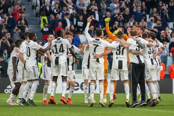 Los jugadores celebran el octavo título consecutivo de liga. 