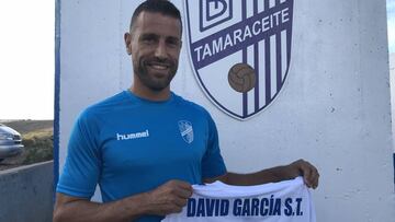 David Garc&iacute;a posa con la camiseta del Tamaraceite