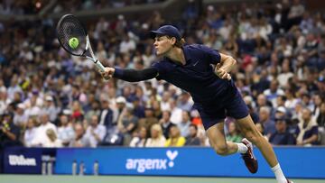 Jannik Sinner resta un saque de Alexander Bublik en el US Open.