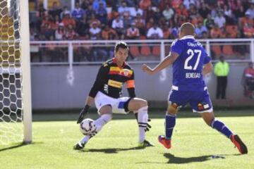 El meta argentino (izquierda) es uno de los puntales de Cobreloa en Primera B. Está en los loínos desde 2015. 