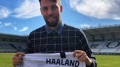 Michu posa con la camiseta de Haaland.