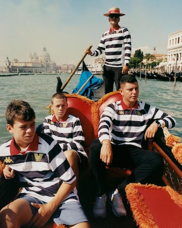 El conjunto italiano de la Serie B ha presentado su tercera equipación en homenaje a los famosos gondoleros de la ciudad del noreste de Italia. La clásica embarcación veneciana es la góndola, actualmente usada fundamentalmente para turistas, bodas, funerales y otras ceremonias.