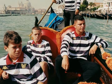 El conjunto italiano de la Serie B ha presentado su tercera equipación en homenaje a los famosos gondoleros de la ciudad del noreste de Italia. La clásica embarcación veneciana es la góndola, actualmente usada fundamentalmente para turistas, bodas, funerales y otras ceremonias.