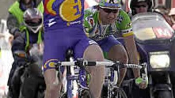 <B>VENCEDOR.</B> Aitor Osa entrando victorioso en la línea de meta de Albelda de Iregua, por delante de su compañero de escapada De los Angeles (Kelme).