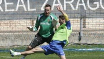 Roberto, portero del Zaragoza, durante un entrenamiento.