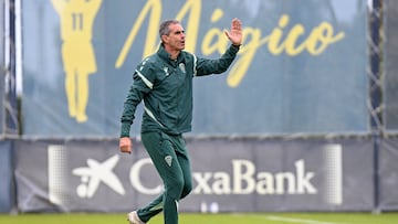 Gaizka Garitano dirigiendo un entrenamiento en la Ciudad Deportiva Bahía de Cádiz.