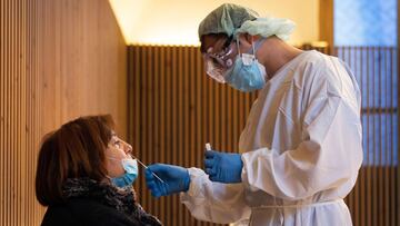 GRAFCAT5925. BARCELONA (ESPAÑA), 11/12/2020.-Profesionales sanitarios realizan test antígenos masivos de detección de la COVID-19 en el recinto modernista del Hospital de Sant Pau, este viernes cuando la pandemia sigue en retroceso en Cataluña con la velocidad de transmisión (Rt) alrededor de 0,95 lo que aseguraría mantener el plan previsto para las fiestas navideñas en la comunidad .EFE/ Enric Fontcuberta.