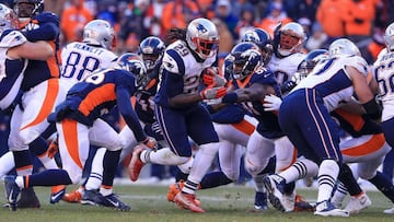 DENVER, CO - DECEMBER 18: Running back LeGarrette Blount #29 of the New England Patriots rushes against the Denver Broncos in the second quarter at Sports Authority Field at Mile High on December 18, 2016 in Denver, Colorado.   Sean M. Haffey/Getty Images/AFP
 == FOR NEWSPAPERS, INTERNET, TELCOS &amp; TELEVISION USE ONLY ==