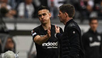 Rafael Santos Borré y Oliver Glasner durante el partido entre Eintracht Frankfurt y West Ham por Europa League.