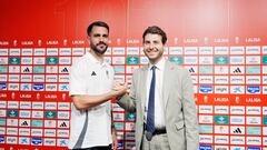 11-07 Presentacion del nuevo jugador del Granada CF, Pablo Insua. En la imagen el jugador y el director deportivo, Matteo Tognozzi