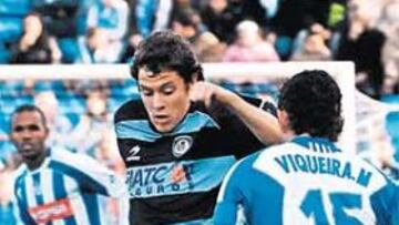 <b>SIN ESTRELLA. </b>Elustondo conduce el balón ante Viqueira. Tampoco él es la solución.