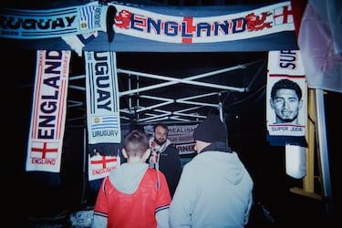 Aficionados compran productos oficiales antes del partido amistoso internacional entre Inglaterra y Uruguay en el estadio de Wembley.