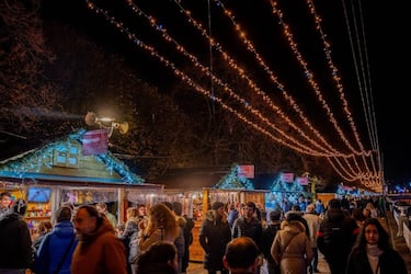 El Mercado de Navidad de Donostia/San Sebastián se encuentra ubicado desde el Paseo de Urumea hasta la Plaza Santa Catalina. Está rodeado de edificios señoriales frente a la Bahía de la Concha. En sus puestos encontrarás todo tipo de artículos para estas fechas. Abierto desde el 28 de noviembre hasta el 6 de enero de 2026. Horarios: por la mañana de 10:30 a 14:00 | por la tarde de 16:30 a 20:30. 


 