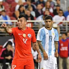 Exámenes revelan que Medel puede jugar ante Bolivia
