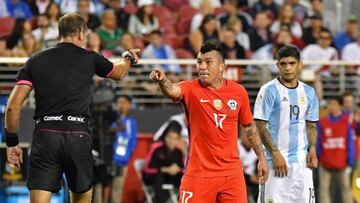 Exámenes revelan que Medel puede jugar ante Bolivia