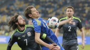 El jugador George Williams de Gales disputa el balón con Denys Harmash de Ucrania hoy, lunes 28 de marzo de 2016, durante un partido amistoso entre Ucrania y Gales.