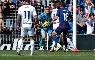 El portero del Burgos salvó un punto para su equipo ante el Eldense, con siete paradas. Nos quedamos con una espectacular, en el tiempo de añadido, con un palmeo abajo y en la línea de gol, para desbaratar un remate de cabeza. El Burgos sigue sumando.