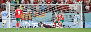 El jugador español Gavi manda el disparo al larguero. 
 