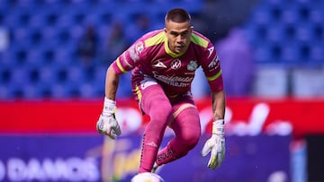 Miguel Jimenez of Puebla during the 10th round match between Puebla and FC Juarez as part of the Liga BBVA MX, Torneo Apertura 2024 at Cuauhtemoc Stadium on September 27, 2024 in Puebla, Mexico.