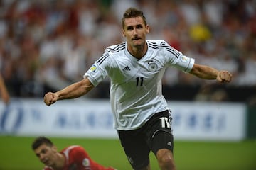 El jugador alemán (polaco de nacimiento) es el máximo goleador de la selección germana con 71 goles en 137 partidos, y desde el Mundial 2014 también es el máximo anotador de la historia de la Copa del Mundo. Hábil con los pies e imparable de cabeza.