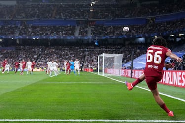 El jugador del Liverpool, Trent Alexander-Arnold, lanza un saque de esquina.