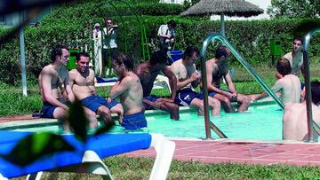 30-05-00. LOS JUGADORES DE LA SELECCION ESPA&Ntilde;OLA EN LA PISCINA DEL HOTEL EN VALENCIA. FOTO: NAVARRO/ TIRADO