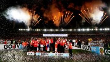 Los jugadores de Santa Fe celebran la consecuci&oacute;n de la Sudamericana, en una noche m&aacute;gica en El Camp&iacute;n.